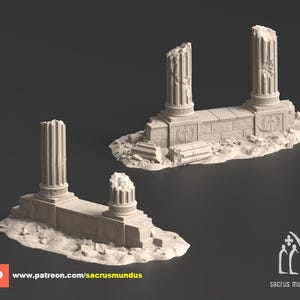 Könnte beinhalten: Zwei Miniatur-Ruinen im antiken Stil in Off-White mit kannelierten Säulen und detaillierter Steinmetzarbeit. Die Strukturen weisen zerbrochene Säulen auf und stehen auf einer strukturierten Basis. Der Text "www.patreon.com/sacrusmundus" ist enthalten.