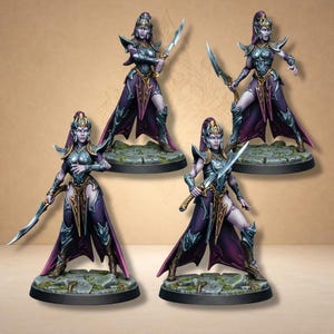 Könnte beinhalten: Vier Miniatur-Fantasy-Figuren von Kriegerinnen. Jede Figur ist in einem lila und silbernen Farbschema bemalt und hält ein Schwert. Die Figuren stehen auf einem steinartigen Sockel. Der Hintergrund ist hellbraun.