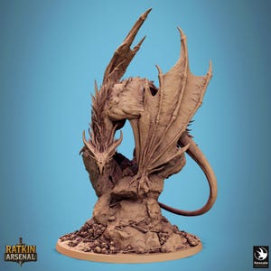 Peut inclure: Une sculpture détaillée d'un dragon brun avec de grandes ailes, perchée sur une base rocheuse avec des crânes et des os. Le dragon regarde vers le bas, avec le texte "RATKIN ARSENAL" visible sur la base.