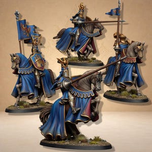 Peut inclure: Figurines miniatures de chevaliers à cheval, vêtus d'une armure argentée et de capes bleues avec des bordures rouges. Chaque chevalier tient une lance et monte un cheval gris. Certains chevaliers portent des drapeaux avec des motifs héraldiques.