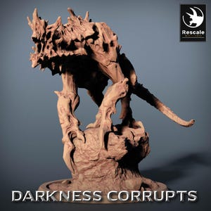 Peut inclure: Miniature marron détaillée d'une créature monstrueuse avec des dents et des griffes acérées, perchée sur une base rocheuse. Le texte "DARKNESS CORRUPTS" est affiché en bas. Le logo Rescale Miniatures est en haut à droite.