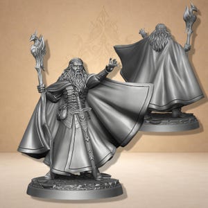 Puede incluir: Una figura gris de un mago con una larga barba, sosteniendo un bastón con un diseño de pájaro. El mago lleva una larga capa y ropa detallada. Una segunda figura es visible en el fondo, mostrando la espalda del mago. Las figuras están sobre una base gris.