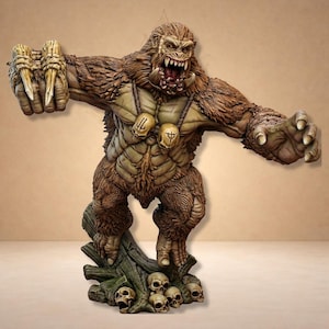 Può includere: Statuetta dettagliata di una creatura simile a un gorilla con bocca aperta, denti scoperti e braccia tese. La figura è marrone con il petto verde ed è adornata da pendenti a forma di teschio. Poggia su una base a forma di tronco d'albero con diversi teschi.