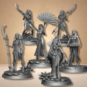 Peut inclure: Six figurines grises en résine représentant des figures égyptiennes antiques. Chaque figurine est une représentation stylisée d'une femme, tenant divers objets tels qu'un éventail, un bâton ou un plateau. Les figurines sont sur des socles texturés avec des palmiers.