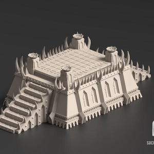 Op de afbeelding: Een beige, 3D-geprint model van een fort of tempel. De structuur heeft een trapsgewijs ontwerp met meerdere niveaus, torens met torenspitsen en decoratieve elementen. Het model heeft een gedetailleerd, getextureerd oppervlak en staat tegen een donkere achtergrond.
