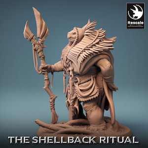 Op de afbeelding: Gedetailleerd beeldje van een humanoïde wezen met reptielachtige kenmerken, versierd met uitgebreide bepantsering en een staf. De figuur staat in een dynamische pose, met de tekst "THE SHELLBACK RITUAL" onderaan. Het Rescale Miniatures-logo staat rechtsboven.