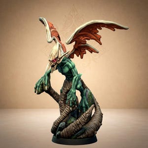 Peut inclure: Une figurine miniature représentant une créature ailée à la peau verte, à la tête osseuse pâle et aux yeux rouges brillants. La créature possède de grandes ailes texturées orange et crème, des griffes acérées et un corps inférieur enroulé.