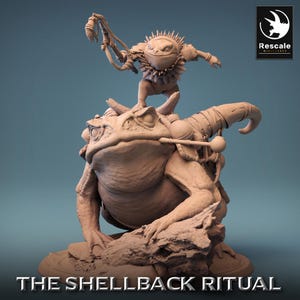 Könnte beinhalten: Eine detaillierte, beige Miniaturskulptur, die eine große Kröte mit einer kleineren, froschartigen Figur auf dem Rücken zeigt, die eine Waffe hält. Der Sockel trägt die Aufschrift "THE SHELLBACK RITUAL".