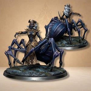 Peut inclure: Deux figurines miniatures de personnages fantastiques chevauchant de grandes araignées bleu foncé. Les figurines sont à peau foncée avec des cheveux blancs et une armure dorée et bronze ornée. Les araignées ont plusieurs pattes et sont posées sur une base rocheuse.