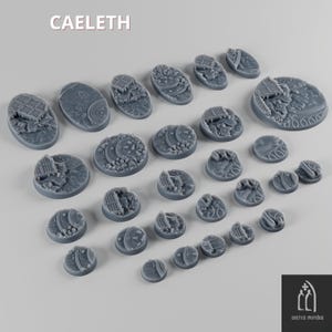 Könnte beinhalten: Eine Sammlung grauer Miniaturbasen mit aufwendigen, strukturierten Designs. Die Basen variieren in Größe und Form und weisen architektonische und mechanische Elemente auf. Das Wort "CAELETH" ist oben aufgedruckt. Das Sacrus Mundus Logo befindet sich unten rechts.