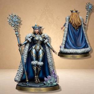 Può includere: Statuetta dettagliata di un personaggio fantasy, una donna in armatura blu e argento, un mantello bordato di pelliccia e una corona. Tiene in mano un bastone con un disegno a fiocco di neve. La statuetta è su una base con cristalli viola.