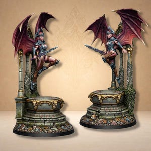Könnte beinhalten: Zwei Fantasy-Figuren von geflügelten Kriegerinnen, jede mit einem Schwert. Sie sitzen auf verzierten, verwitterten Steinplattformen mit goldenen Akzenten. Die Figuren haben rote Flügel und sind vor einem gemusterten Hintergrund platziert.