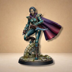 Mörkälvskrigare i rustning, dynamisk pose, mantel och dolk - Labyrinth Models