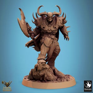 Peut inclure: Figurine marron détaillée d'un guerrier squelette cornu en armure ornée, tenant une grande hache. La figurine est sur une base rocheuse, avec les mots "LEGION DAMNED" et un logo visible. La figurine est sur une base circulaire beige.