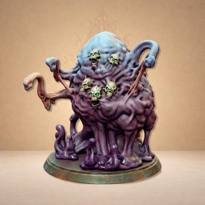Peut inclure: Une figurine miniature peinte représentant une créature amorphe violette et bleue avec de multiples tentacules saillants et plusieurs petits crânes pâles incrustés dans sa surface, dotée d'orbites vert brillant, sur une base circulaire.