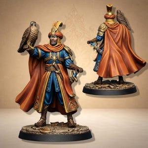 Peut inclure: Figurine miniature d'un homme en costume bleu et or orné, tenant un faucon. Il porte une cape et un turban rouges. La figurine est sur une base texturée, avec une seconde figurine en arrière-plan. Thème : fantaisie ou historique.