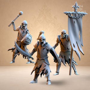 Puede incluir: Tres figuras de guerreros esqueléticos grises con armadura, sosteniendo armas y una pancarta. Las figuras están en poses dinámicas, una sosteniendo una maza, otra una espada y un escudo, y la tercera una pancarta. El color es gris claro.