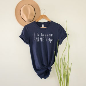 Life Happens Anime Shirt, Anime Shirt, Anime Liebhaber, Anime Geschenk, Shirt für Anime Liebhaber, Lustiges Anime Shirt