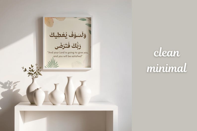 Pu&ograve; includere: Una stampa incorniciata con calligrafia araba e traduzione inglese, esposta sopra una mensola bianca. La mensola contiene diversi vasi di ceramica bianca e un vaso con vegetazione. Le parole "clean minimal" sono scritte sul muro.