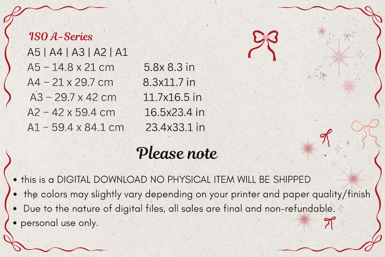 Pu&ograve; includere: Foglio informativo per il download digitale color crema con dettagli rossi. Include i dettagli delle dimensioni ISO A-Series in cm e pollici. Il testo recita "Nota bene" seguito dai dettagli del download digitale. Fiocchi e stelle decorativi adornano i bordi.
