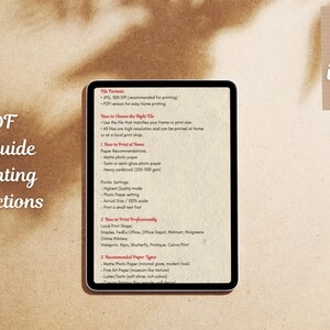 Pu&ograve; includere: Un tablet digitale mostra le istruzioni di stampa e una guida alle taglie per i file PDF. Il testo &egrave; in un carattere serif. Un piccolo cartello di legno con le parole "Bonus incluso" si trova nell'angolo in alto a destra.