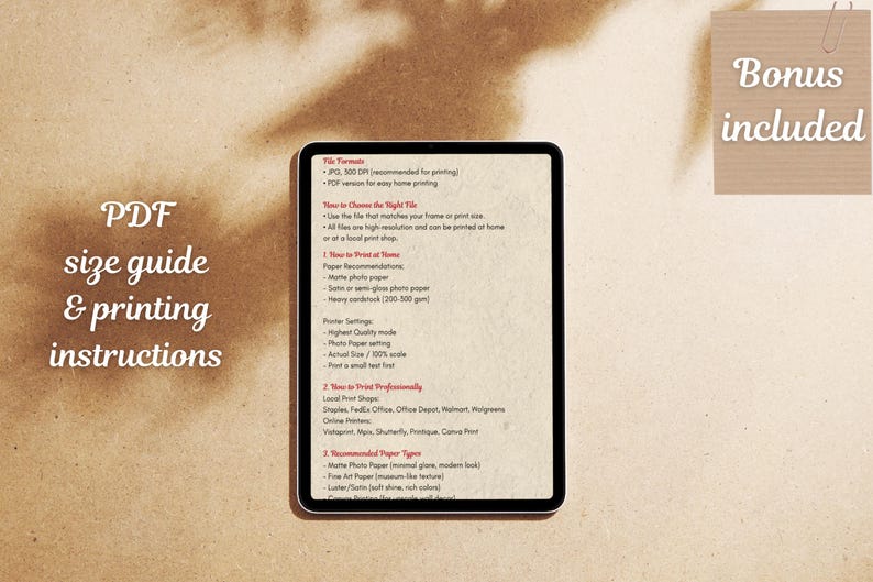 Pu&ograve; includere: Un tablet digitale mostra le istruzioni di stampa e una guida alle taglie per i file PDF. Il testo &egrave; in un carattere serif. Un piccolo cartello di legno con le parole "Bonus incluso" si trova nell'angolo in alto a destra.
