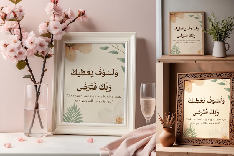 Pu&ograve; includere: Opera d'arte incorniciata con calligrafia araba e traduzione inglese, con accenti floreali e di foglie. L'opera d'arte &egrave; esposta con un vaso di fiori rosa e un bicchiere di champagne, creando una scena serena e decorativa.