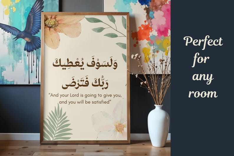 Pu&ograve; includere: Stampa incorniciata con calligrafia araba e traduzione inglese, con accenti floreali e di foglie. L'opera d'arte ha uno sfondo beige chiaro e una cornice in legno. Il testo recita: "And your Lord is going to give you, and you will be satisfied."