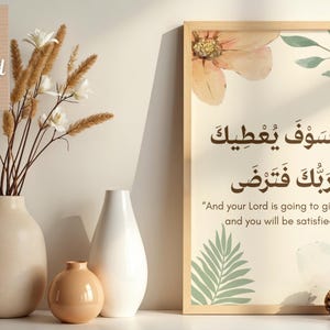 Pu&ograve; includere: Una stampa incorniciata con calligrafia araba e traduzione inglese, con accenti floreali e di foglie. La stampa &egrave; esposta insieme a una composizione di vasi con fiori secchi e vasi decorativi in tonalit&agrave; neutre.