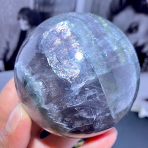 Pétillant Sphère de fluorite naturelle avec mica, boule de cristal arc-en-ciel, sphère de cristal, cadeaux en cristal de boule de fluorite, décoration intérieure. Aléatoire 1 PC. image 5
