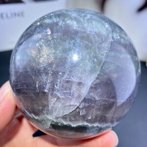 Pétillant Sphère de fluorite naturelle avec mica, boule de cristal arc-en-ciel, sphère de cristal, cadeaux en cristal de boule de fluorite, décoration intérieure. Aléatoire 1 PC. image 7