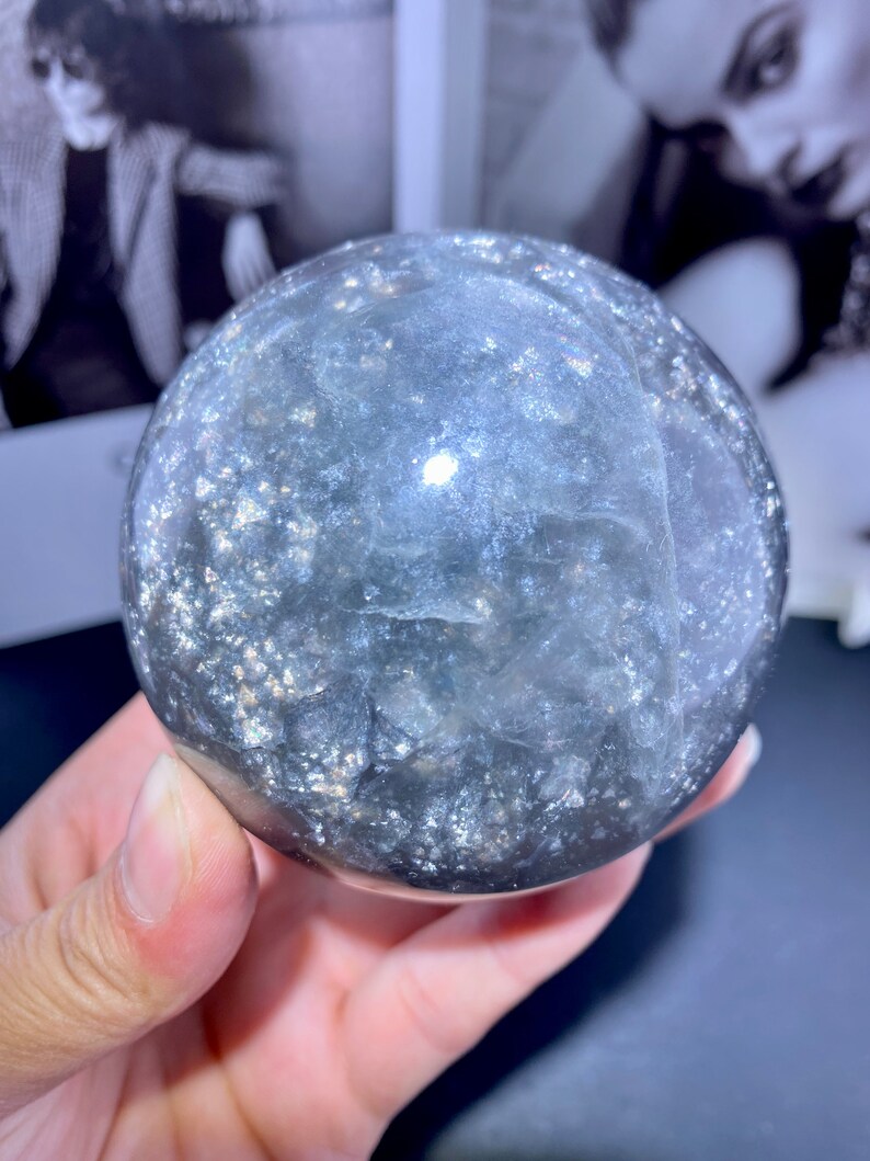 Pétillant Sphère de fluorite naturelle avec mica, boule de cristal arc-en-ciel, sphère de cristal, cadeaux en cristal de boule de fluorite, décoration intérieure. Aléatoire 1 PC. image 4