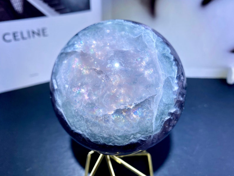 Pétillant Sphère de fluorite naturelle avec mica, boule de cristal arc-en-ciel, sphère de cristal, cadeaux en cristal de boule de fluorite, décoration intérieure. Aléatoire 1 PC. image 1