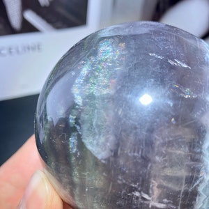 Pétillant Sphère de fluorite naturelle avec mica, boule de cristal arc-en-ciel, sphère de cristal, cadeaux en cristal de boule de fluorite, décoration intérieure. Aléatoire 1 PC. image 8