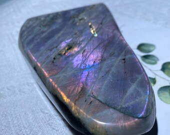 Forme libre de labradorite pourpre naturelle, spécimens d’affichage autoportants à flash élevé, forme libre de labradorite polie, cadeaux en cristal, spécimen minéral