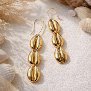 Pendientes colgantes de concha de cauri dorada: joyería playera chapada en oro de 14k