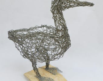 Escultura de pato de alambre hecha a mano, arte de jardín con base de mármol