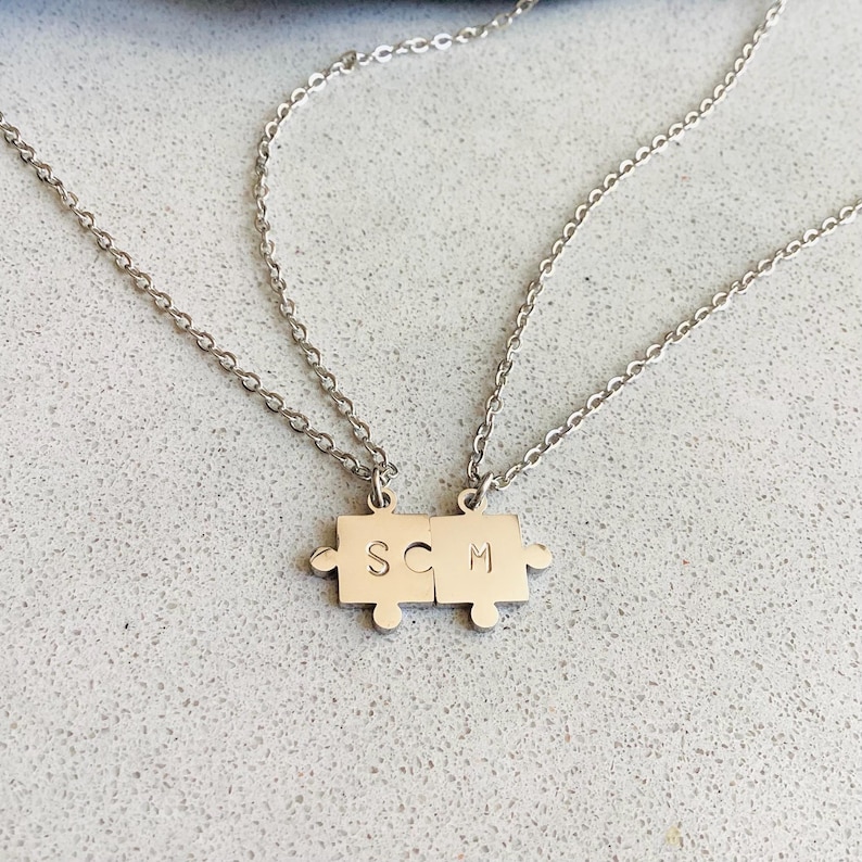 collier puzzle personnalisé estampé à la main