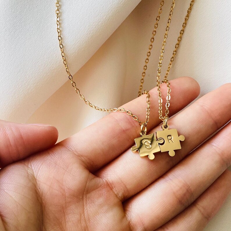 Collier initiale estampe a la main - Idee cadeau pour couple