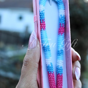 Pulsera de cuentas ensartada a mano: accesorio de arte indígena