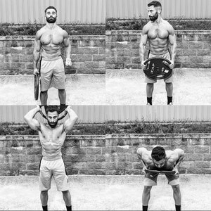 Op de afbeelding: Een man demonstreert drie verschillende oefeningen met een gewichtsplaat. De eerste oefening laat hem zien hoe hij de plaat boven zijn hoofd houdt, de tweede laat hem zien hoe hij de plaat voor zich houdt, en de derde laat hem zien hoe hij buigt en de plaat achter zich houdt.