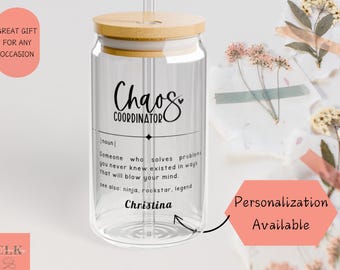 Vaso de vidrio personalizado "Coordinador del Caos" con tapa de bambú