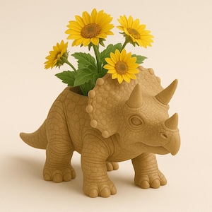 Puede incluir: Una maceta de triceratops marrón con girasoles amarillos brillantes y hojas verdes. La maceta con forma de dinosaurio tiene tres cuernos y una superficie texturizada, creando un objeto decorativo único.