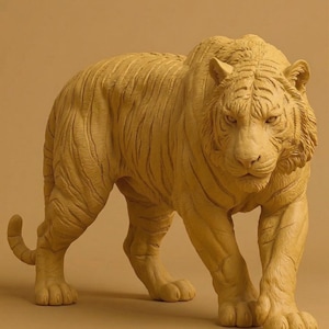 Può includere: Una scultura dettagliata di una tigre in posizione di camminata. La tigre è di colore marrone chiaro con strisce e lineamenti scolpiti. La scultura è su uno sfondo marrone chiaro.