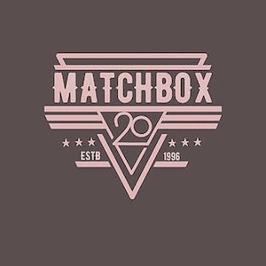 Peut inclure: Un logo rose et blanc avec le texte "MATCHBOX" en caractères gras. Le logo comprend également un "20" stylisé et le texte "ESTB 1996".