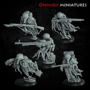 Może przedstawiać: Miniaturowe figurki szkieletowych żołnierzy w hełmach i pelerynach, trzymających karabiny i karabiny maszynowe. Figurki stoją na czarnych podstawach, z napisem "ONMIOJI MINIATURES" u góry. Jedna figurka stoi obok nagrobka.