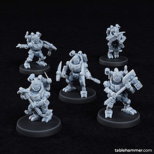 Może przedstawiać: Pięć szarych plastikowych figurek robotów z różnymi broniami i narzędziami. Roboty stoją na okrągłych podstawach.