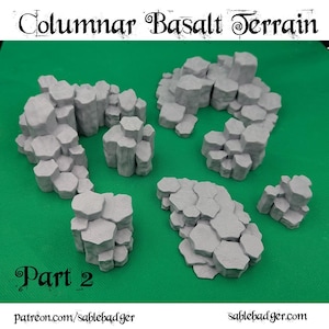 Peut inclure: Un ensemble de pièces de terrain en basalte colonnaire gris, imprimées en 3D. Les pièces sont conçues pour ressembler à un paysage rocheux et volcanique. L'ensemble est intitulé "Partie 2" et comprend le texte "patreon.com/sablebadger" et "sablebadger.com".
