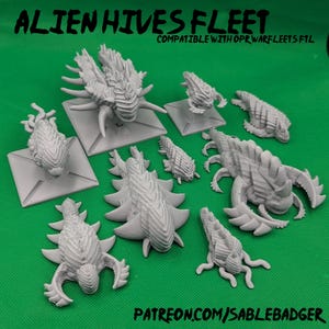 Könnte beinhalten: Eine Sammlung grauer Alien-Hive-Fleet-Miniaturen, kompatibel mit OPR Warfleets FTL. Die Modelle weisen detaillierte, strukturierte Designs verschiedener außerirdischer Kreaturen auf. Der Text "ALIEN HIVES FLEET" und "PATREON.COM/SABLEBADGER" sind sichtbar.
