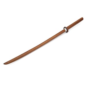 Peut inclure: Une épée d'entraînement en bois dotée d'une longue lame incurvée et d'un manche droit. L'épée comprend une garde circulaire marron foncé et une petite bague d'espacement blanche située entre le manche et la lame, avec un grain de bois lisse.